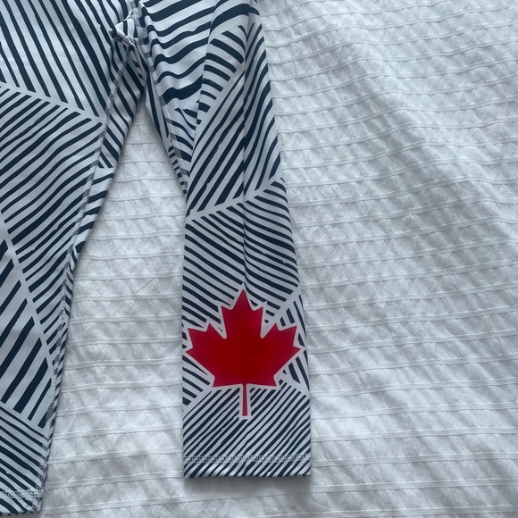 Silver Icing limited edition yoga crops. Size  XS - Picture 2 of 5